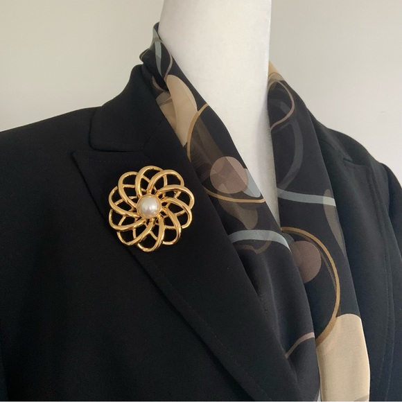 Vintage classic faux pearl and gold swirl brooch - Picture 6 of 6